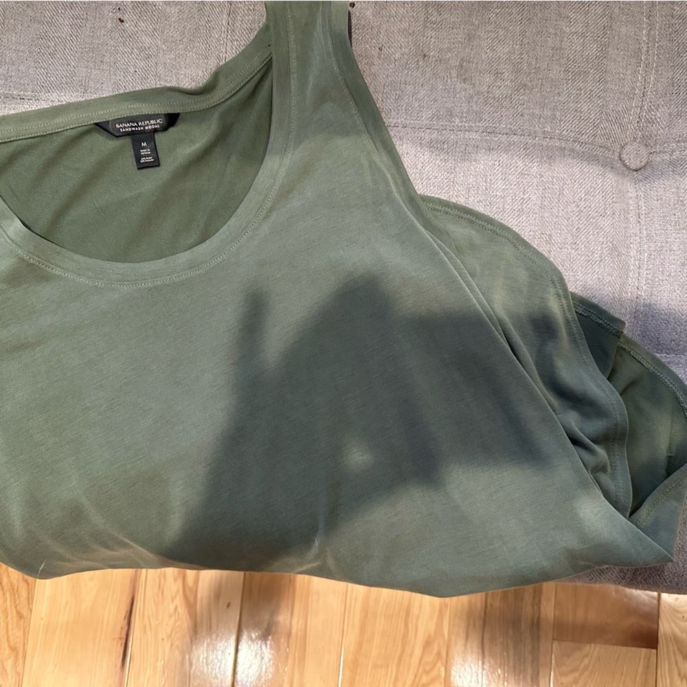 Banana Republic long tank in olive. M